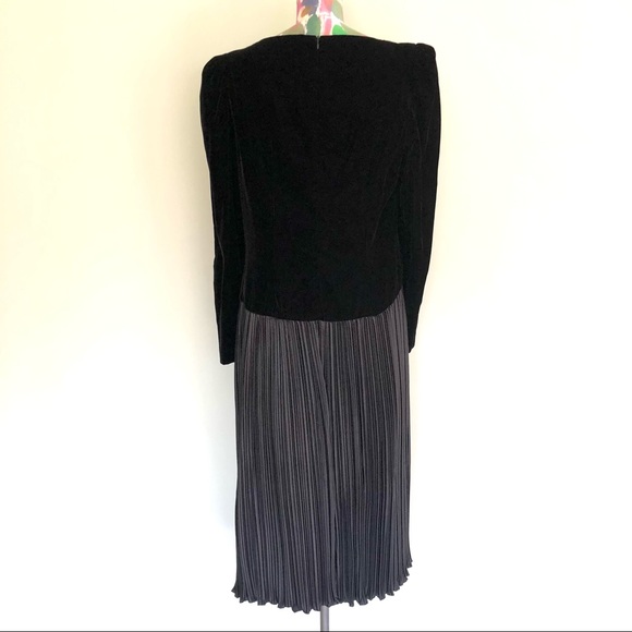 🎵VINTAGE 80s Black Velvet Floral Plissé Cocktail Dress - Picture 4 of 7